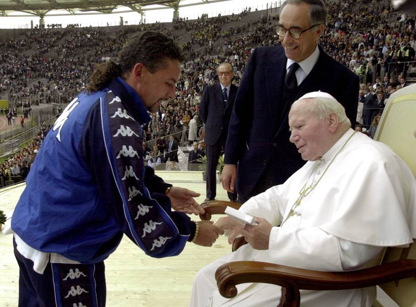 29 Ottobre 2000. Baggio con Giovanni Paolo 2 durante il Giubileo degli atleti 